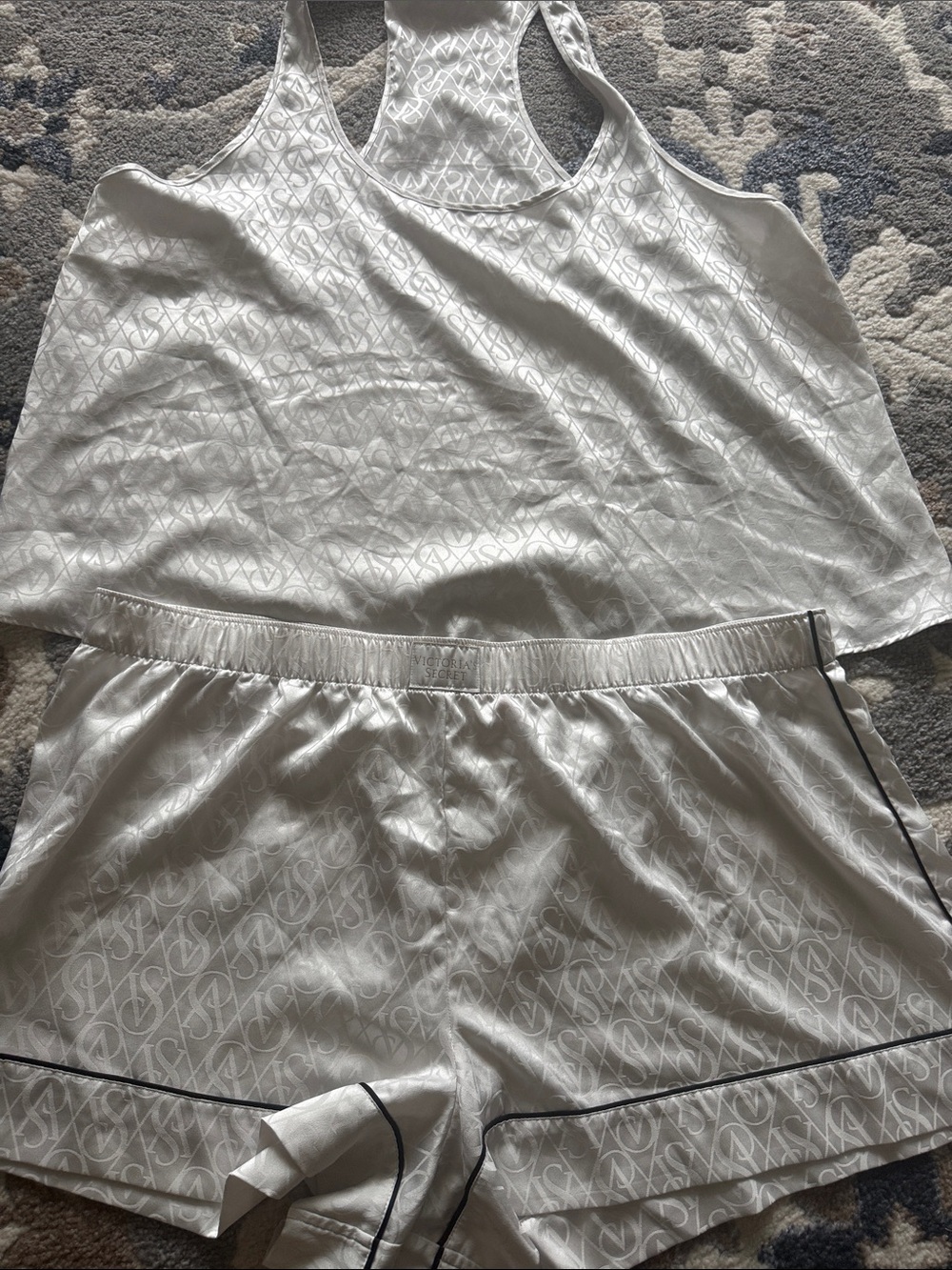 Victoria's Secret beautiful all over print Satin Sleep Set size XXL